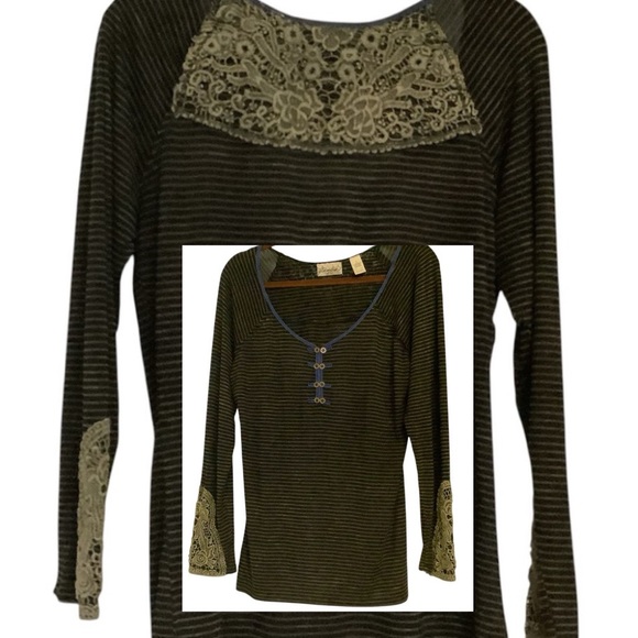 Distressed soft knit top with lots of fabulous detailing. Lace trim. Sz. L - Picture 3 of 4